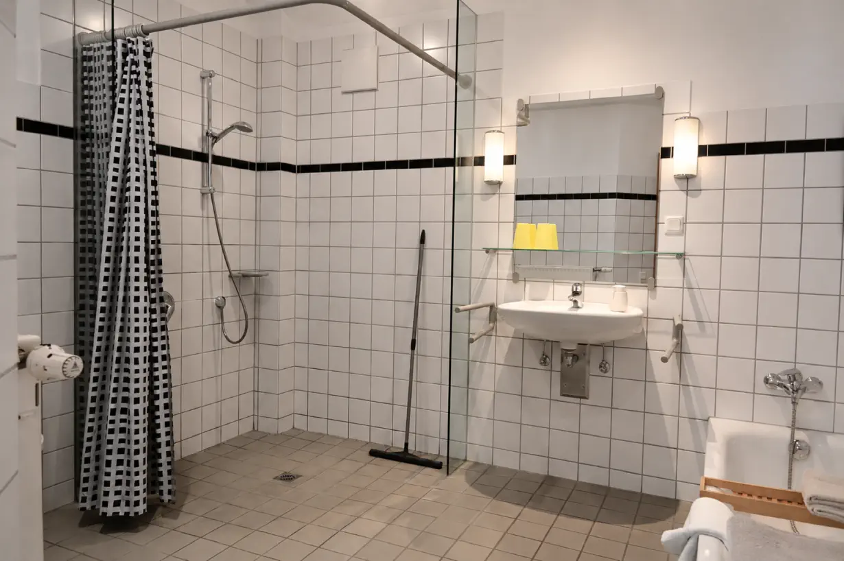 Bad der großen Ferienwohnung mit Wanne & Dusche